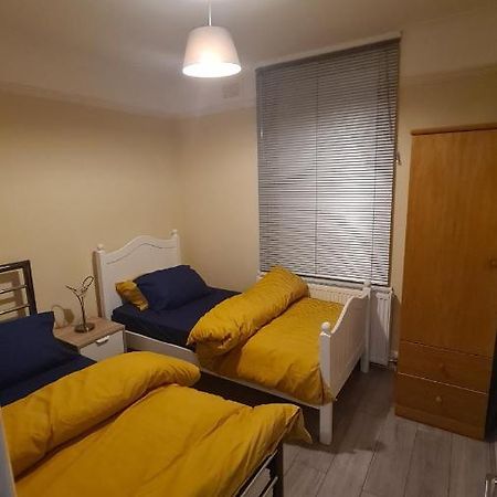 Entire 2 Bedroom Home/Flat In London, Central Line Екстер'єр фото
