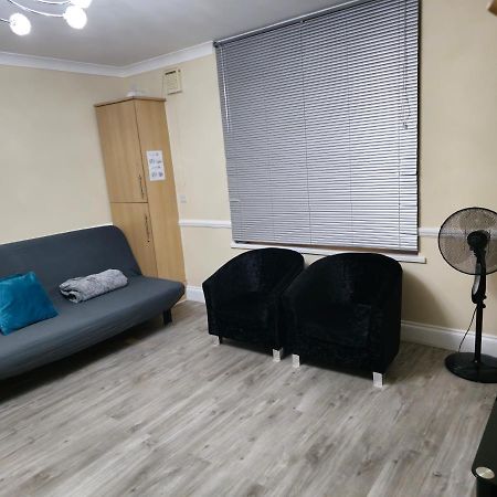 Entire 2 Bedroom Home/Flat In London, Central Line Екстер'єр фото
