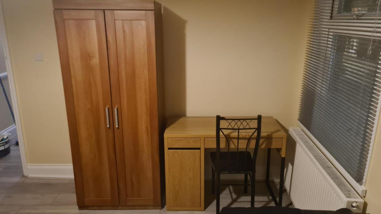 Entire 2 Bedroom Home/Flat In London, Central Line Екстер'єр фото