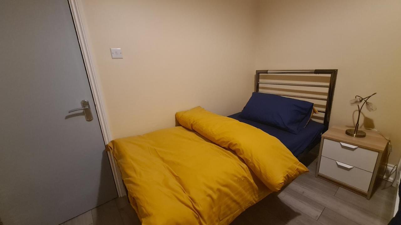 Entire 2 Bedroom Home/Flat In London, Central Line Екстер'єр фото