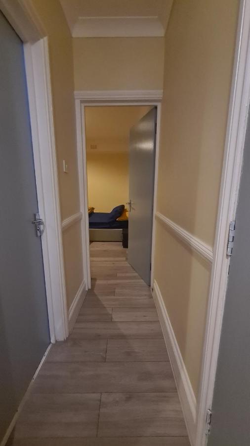 Entire 2 Bedroom Home/Flat In London, Central Line Екстер'єр фото
