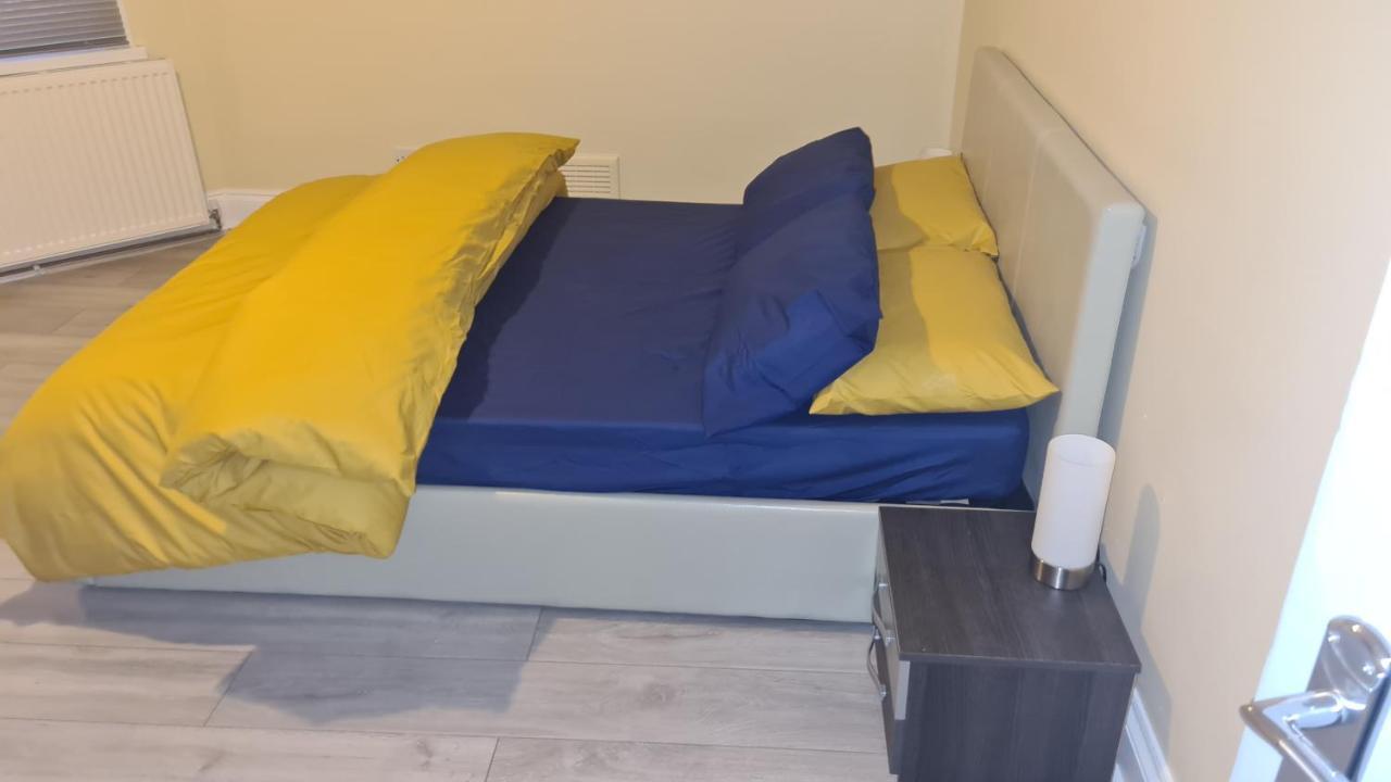 Entire 2 Bedroom Home/Flat In London, Central Line Екстер'єр фото