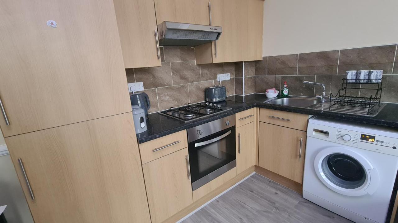 Entire 2 Bedroom Home/Flat In London, Central Line Екстер'єр фото
