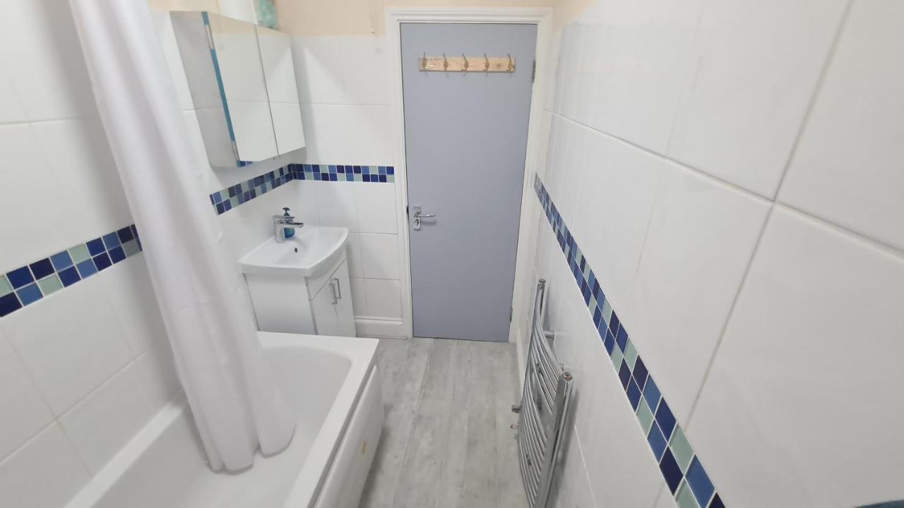 Entire 2 Bedroom Home/Flat In London, Central Line Екстер'єр фото