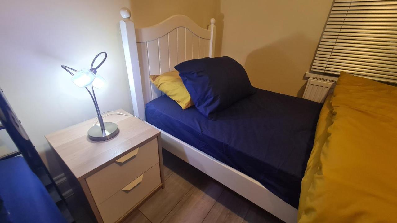 Entire 2 Bedroom Home/Flat In London, Central Line Екстер'єр фото