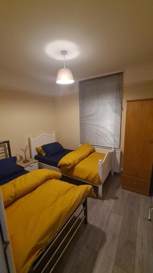 Entire 2 Bedroom Home/Flat In London, Central Line Екстер'єр фото